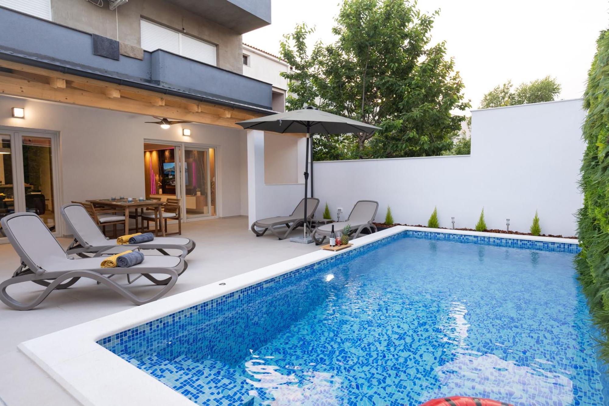 88 - Private Heated Pool Apartment